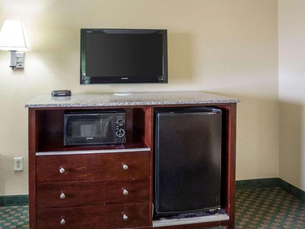 Rodeway Inn & Suites : photo 3 de la chambre chambre lit king-size - non-fumeurs