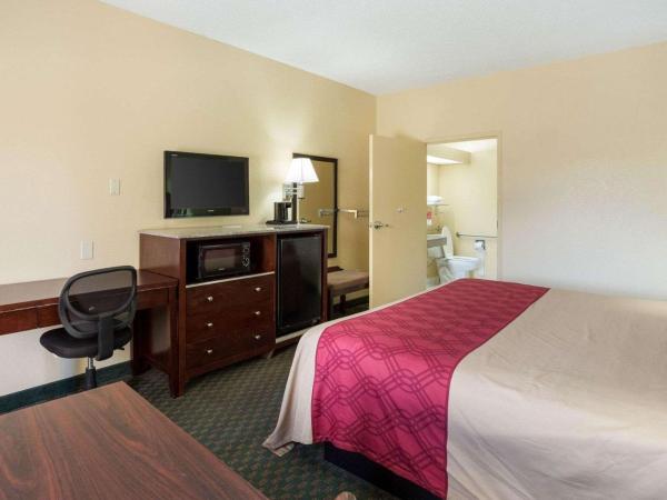 Rodeway Inn & Suites : photo 4 de la chambre chambre lit king-size - non-fumeurs