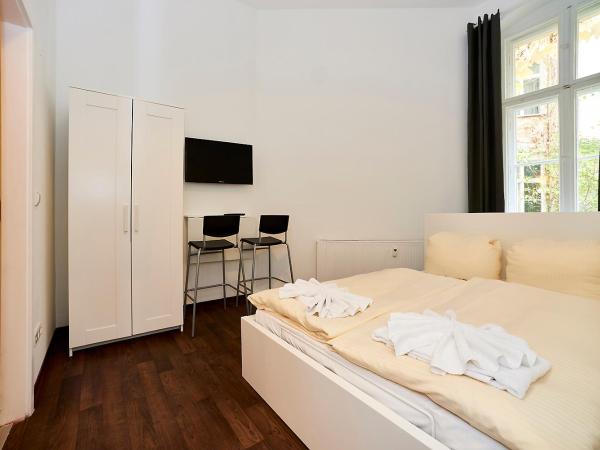 Bearlin City Apartments - City Center East : photo 1 de la chambre chambre double avec salle de bains privative