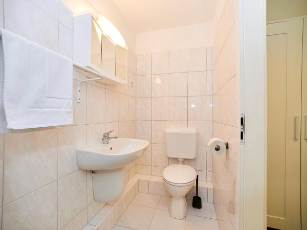 Bearlin City Apartments - City Center East : photo 8 de la chambre chambre double avec salle de bains privative