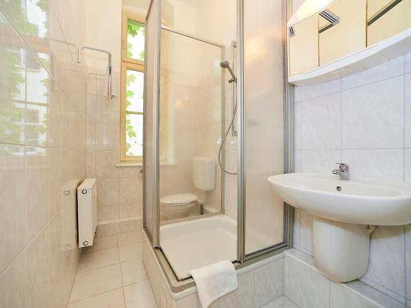 Bearlin City Apartments - City Center East : photo 9 de la chambre chambre double avec salle de bains privative