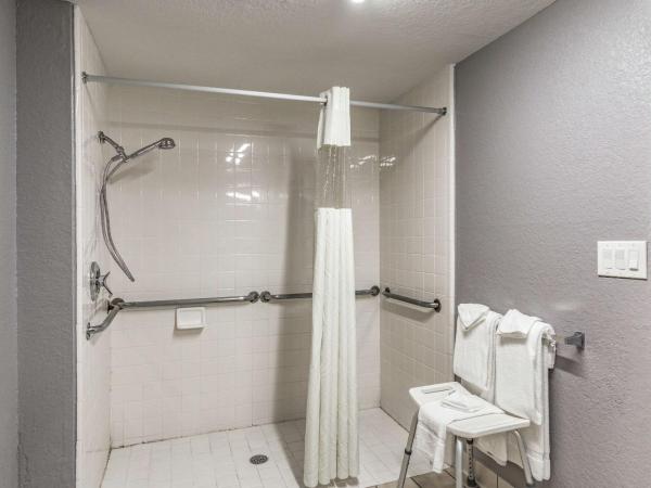 Quality Inn I-10 East near Frost Bank Center : photo 4 de la chambre chambre avec 2 lits queen-size - accessible aux personnes à mobilité réduite - non-fumeurs 