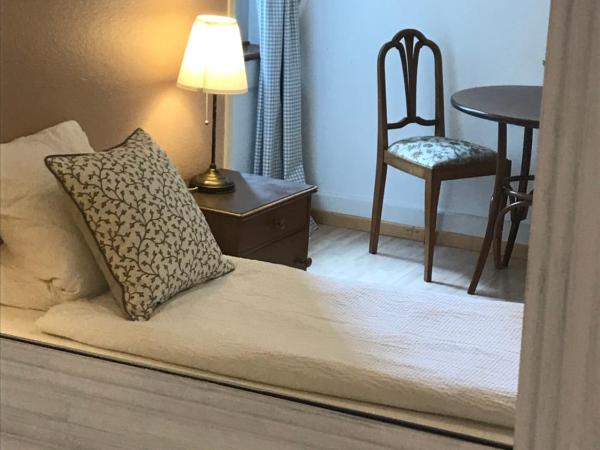 The Bed + Breakfast : photo 2 de la chambre chambre double avec salle de bains commune