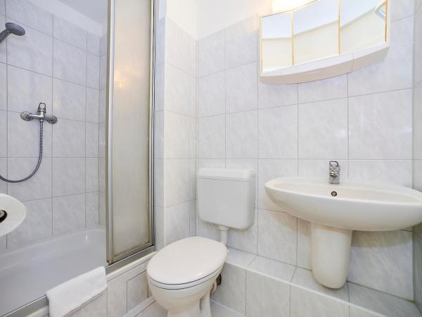 Bearlin City Apartments - City Center East : photo 5 de la chambre chambre simple avec salle de bains privative