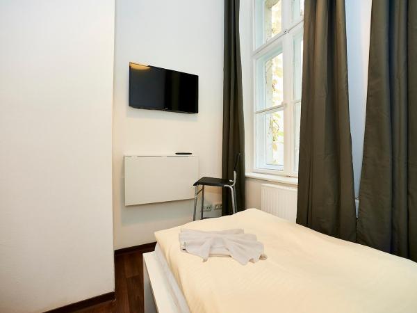 Bearlin City Apartments - City Center East : photo 4 de la chambre chambre simple avec salle de bains privative