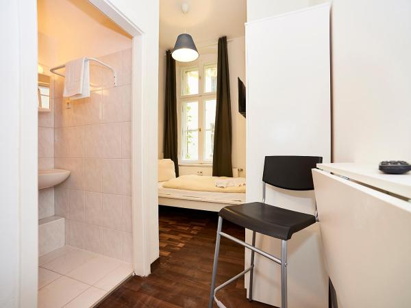 Bearlin City Apartments - City Center East : photo 2 de la chambre chambre simple avec salle de bains privative