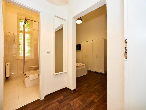 Bearlin City Apartments - City Center East : photo 3 de la chambre chambre double avec salle de bains privative