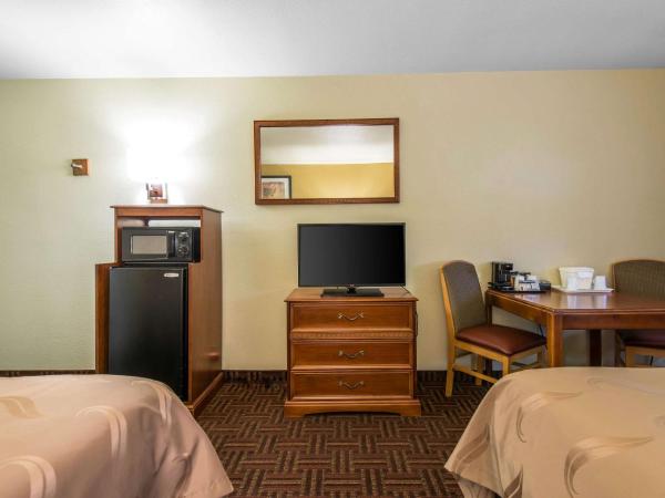 Quality Inn Colorado Springs South : photo 4 de la chambre chambre 2 lits queen-size - non-fumeurs