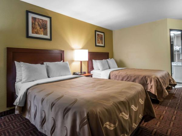 Quality Inn Colorado Springs South : photo 6 de la chambre chambre 2 lits queen-size - non-fumeurs