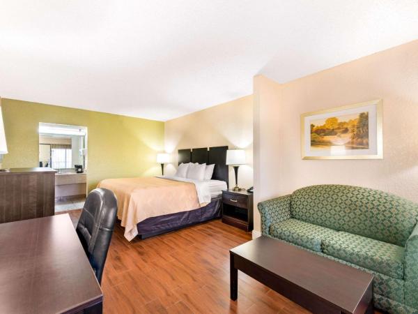 Quality Inn & Suites Orlando Airport : photo 1 de la chambre suite lit king-size supérieure – non-fumeurs