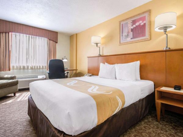 Quality Inn & Suites Near the Theme Parks : photo 3 de la chambre chambre lit queen-size pour personnes à mobilité réduite - non-fumeurs 