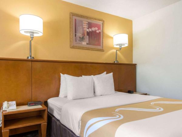 Quality Inn & Suites Near the Theme Parks : photo 5 de la chambre chambre lit queen-size pour personnes à mobilité réduite - non-fumeurs 