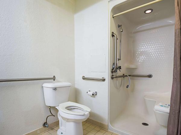 Rodeway Inn Kissimmee Maingate West - Free Theme Park Shuttle : photo 2 de la chambre chambre lit queen-size accessible aux personnes à mobilité réduite - non-fumeurs