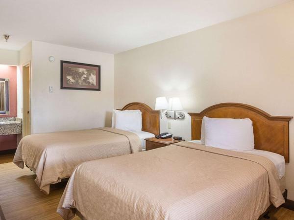 Rodeway Inn Tampa near Busch Gardens-USF : photo 3 de la chambre chambre double avec 2 lits doubles