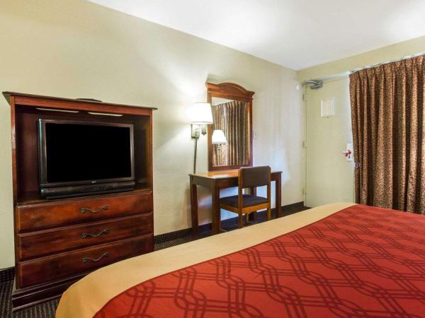 Econo Lodge : photo 1 de la chambre chambre lit queen-size - fumeurs