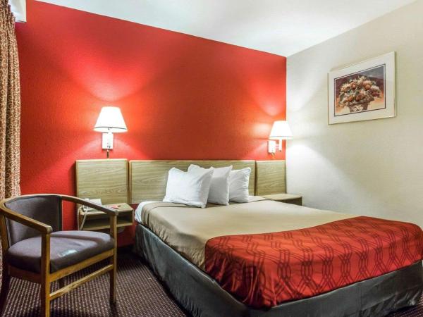 Econo Lodge : photo 4 de la chambre chambre lit king-size - non-fumeurs