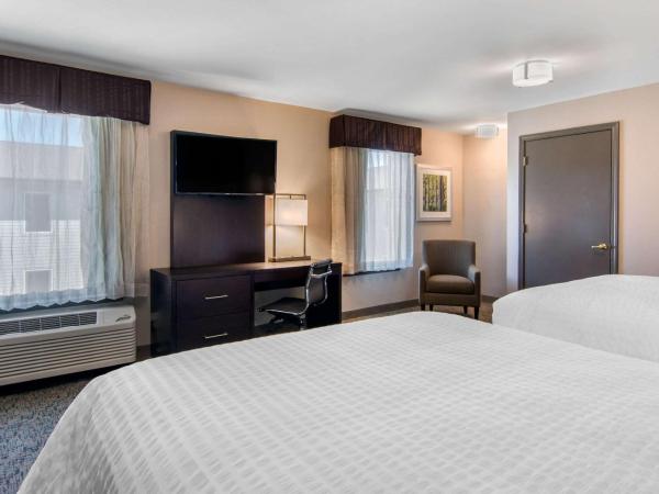 Clarion Inn & Suites Atlanta Downtown : photo 5 de la chambre suite avec 2 lits queen-size et canapé-lit - non-fumeurs