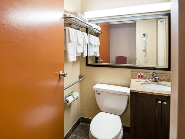 Quality Inn Near Pimlico Racetrack : photo 1 de la chambre chambre 2 lits doubles - accessible aux personnes à mobilité réduite - non-fumeurs