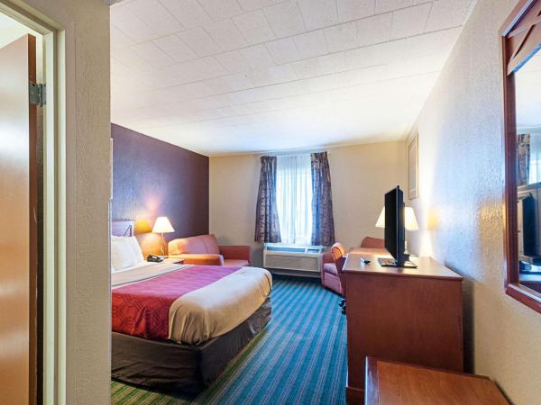 Quality Inn Near Pimlico Racetrack : photo 4 de la chambre chambre lit king-size