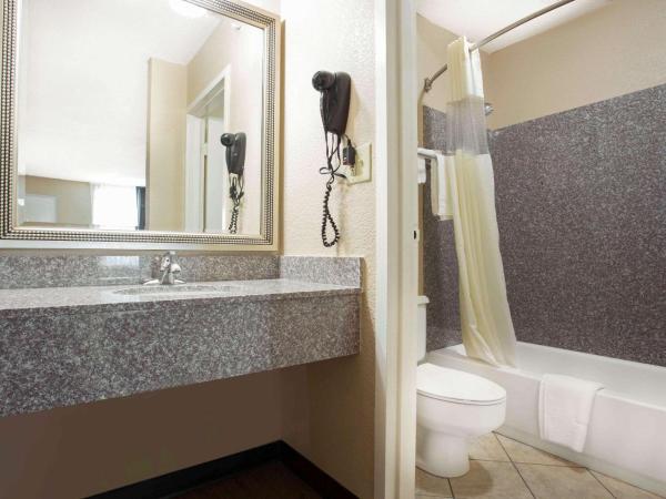 Quality Inn & Suites University Area : photo 5 de la chambre chambre lit king-size - non-fumeurs
