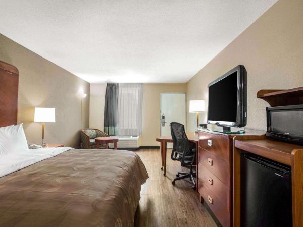 Quality Inn & Suites University Area : photo 8 de la chambre chambre lit king-size - non-fumeurs