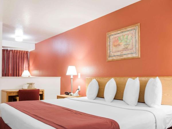 Econo Lodge Old Town : photo 2 de la chambre suite lit king-size