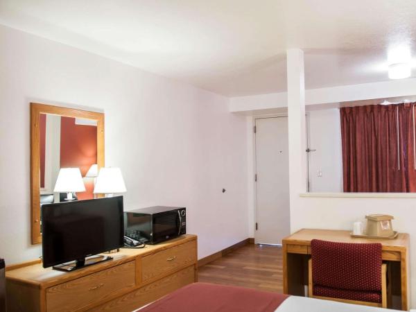 Econo Lodge Old Town : photo 3 de la chambre suite lit king-size