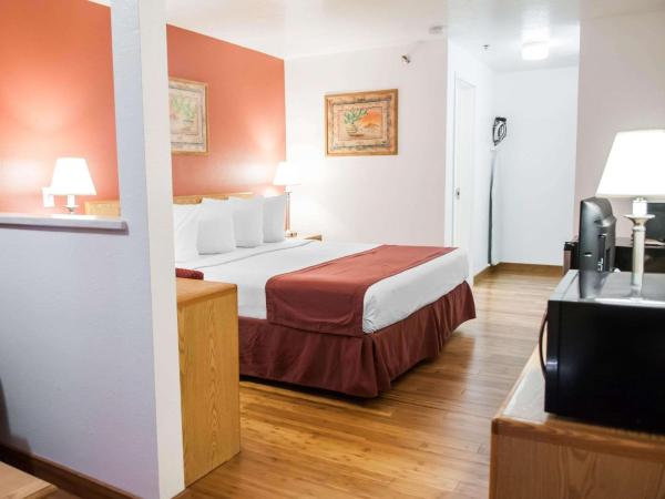 Econo Lodge Old Town : photo 4 de la chambre suite lit king-size