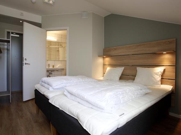 Kvibergs Vandrarhem - Hostel : photo 2 de la chambre chambre double avec salle de bains privative