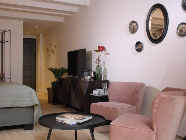 Villa360 : photo 7 de la chambre chambre lit king-size - vue sur jardin