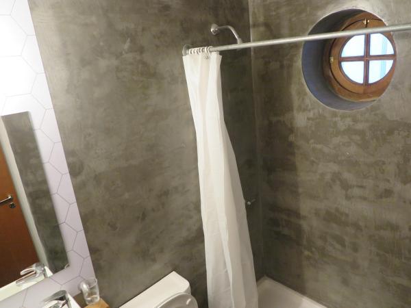 Sabatico Travelers Hostel & Guesthouse : photo 5 de la chambre chambre double deluxe avec douche