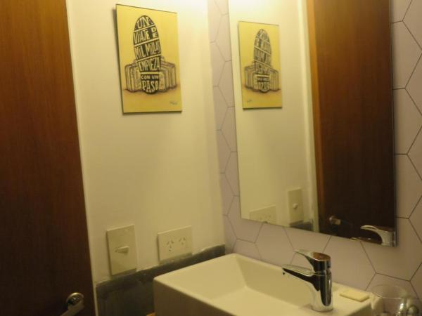 Sabatico Travelers Hostel & Guesthouse : photo 6 de la chambre chambre double deluxe avec douche
