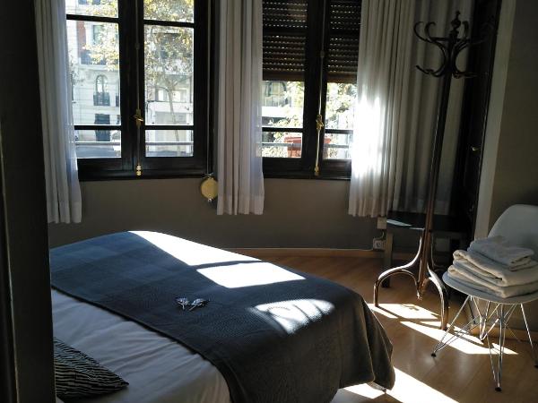 7 Moons Bed & Breakfast : photo 1 de la chambre chambre lit queen-size avec salle de bains commune