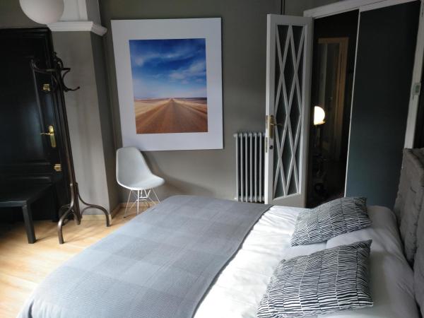 7 Moons Bed & Breakfast : photo 3 de la chambre chambre lit queen-size avec salle de bains commune
