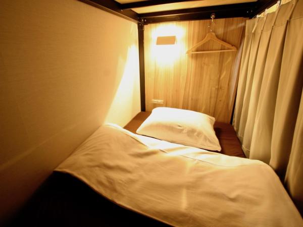 Namba Guesthouse HIVE : photo 3 de la chambre chambre semi-privée avec 1 lit superposé et salle de bains commune
