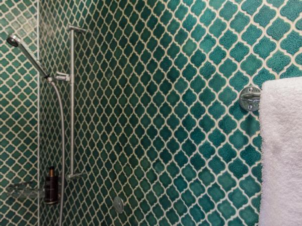 Hotel Beau Séjour Lucerne : photo 3 de la chambre chambre double avec balcon et salle de bains commune