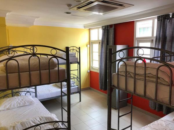 Snooze Inn @Dickson Road : photo 7 de la chambre chambre familiale 6 lits avec salle de bains privative