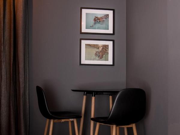 W1 Katowice : photo 4 de la chambre appartement avec douche