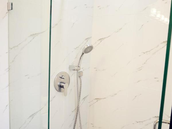 Vancouver Bed & Breakfast : photo 10 de la chambre suite lit queen-size avec baignoire spa