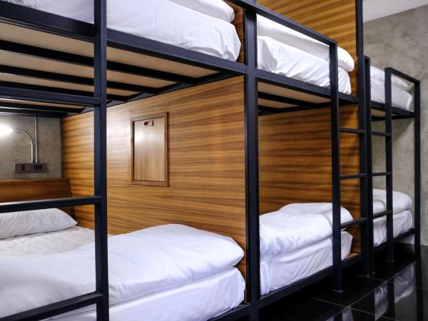 Baan Lung Poshtel : photo 2 de la chambre lit superposé dans dortoir mixte