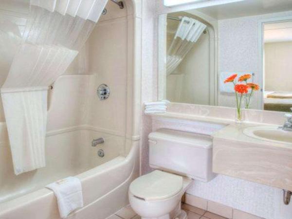 Quality Inn and Suites Montreal East : photo 6 de la chambre chambre lit queen-size avec canapé-lit