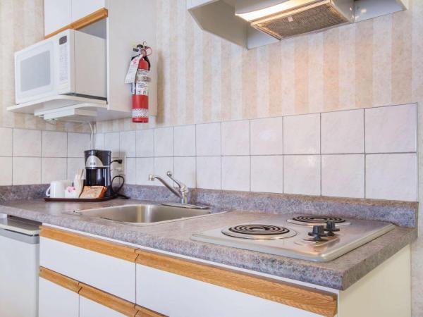 Quality Inn Downtown Inner Harbour : photo 4 de la chambre chambre queen avec 2 lits queen-size et kitchenette - non-fumeurs