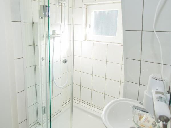 Hotel und Restaurant Löwenbräu Köln : photo 6 de la chambre chambre simple avec douche 