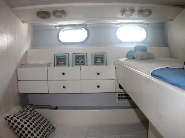 Your own private yacht (17m) on the beach : photo 4 de la chambre caravane 