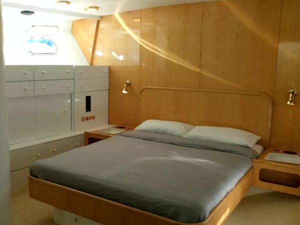Your own private yacht (17m) on the beach : photo 2 de la chambre caravane 