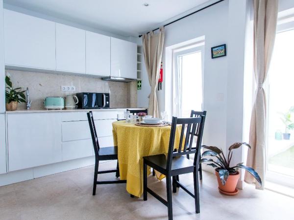 Lx Design Apartment near Congress Center : photo 2 de la chambre studio avec vue sur jardin