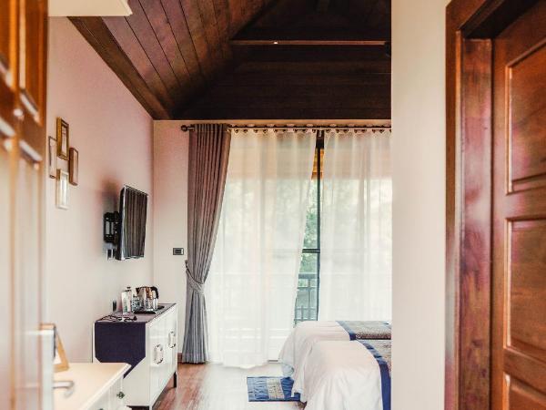 Phor Liang Meun Terracotta Arts : photo 3 de la chambre chambre lits jumeaux deluxe avec balcon (plafond en bois)