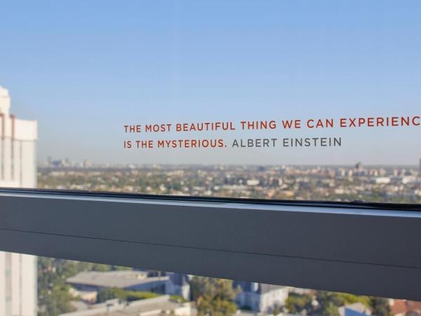 Andaz West Hollywood-a concept by Hyatt : photo 2 de la chambre suite lit king-size