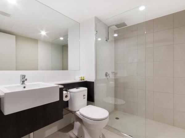 Sunshine Tower Hotel : photo 7 de la chambre hébergement lit king-size en duplex avec balcon - côté piscine