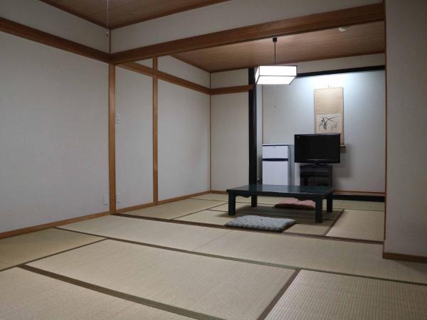 Kimatsu Ryokan : photo 2 de la chambre chambre familiale avec salle de bains